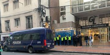 Policía custodiando la sede de Mitre al 800