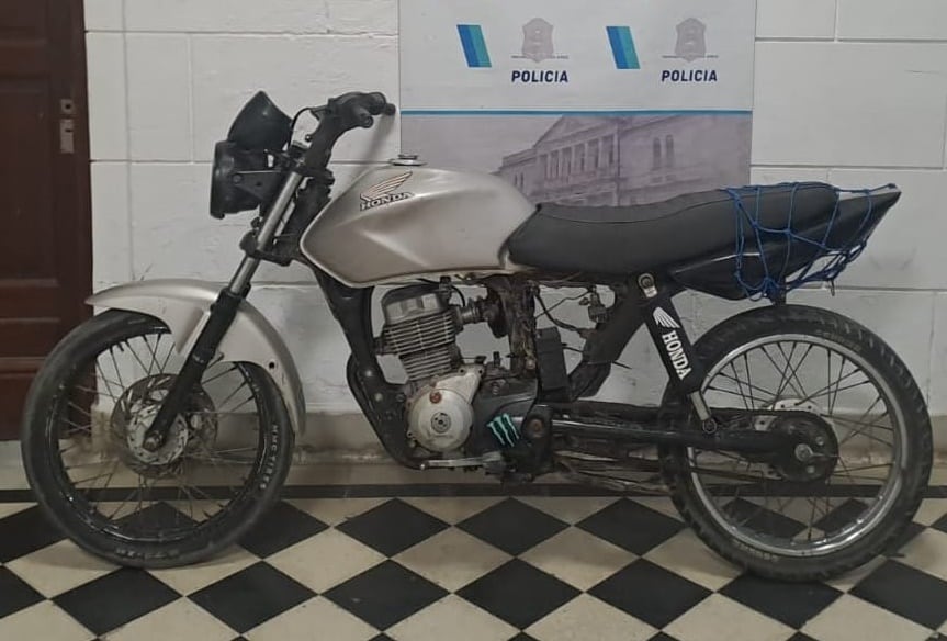 Circulaban sin patente, cruzaron en rojo e intentaron agredir al personal policial