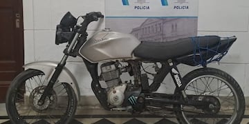 Circulaban sin patente, cruzaron en rojo e intentaron agredir al personal policial