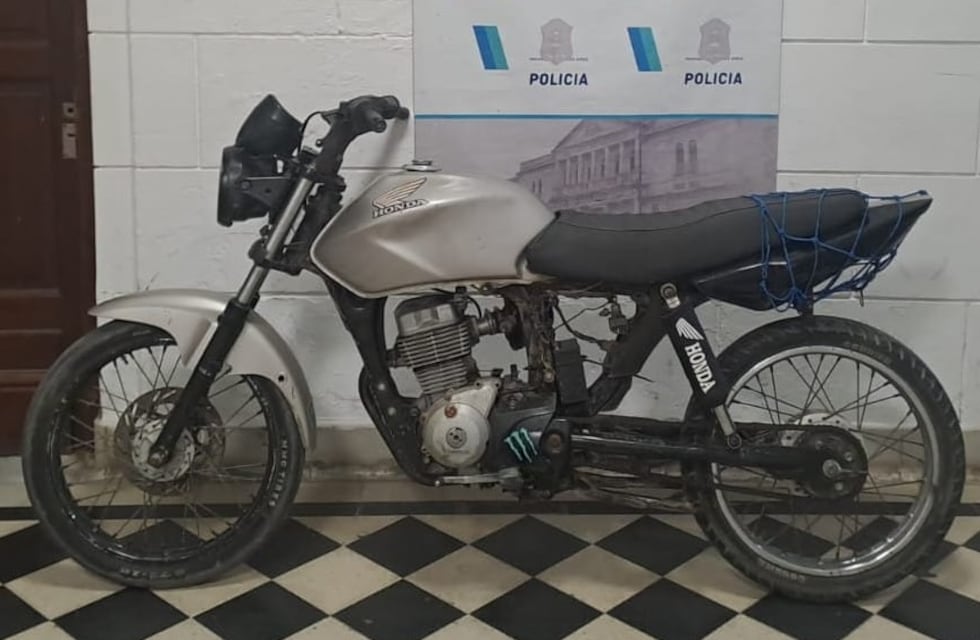 Circulaban sin patente, cruzaron en rojo e intentaron agredir al personal policial cuando fueron interceptados