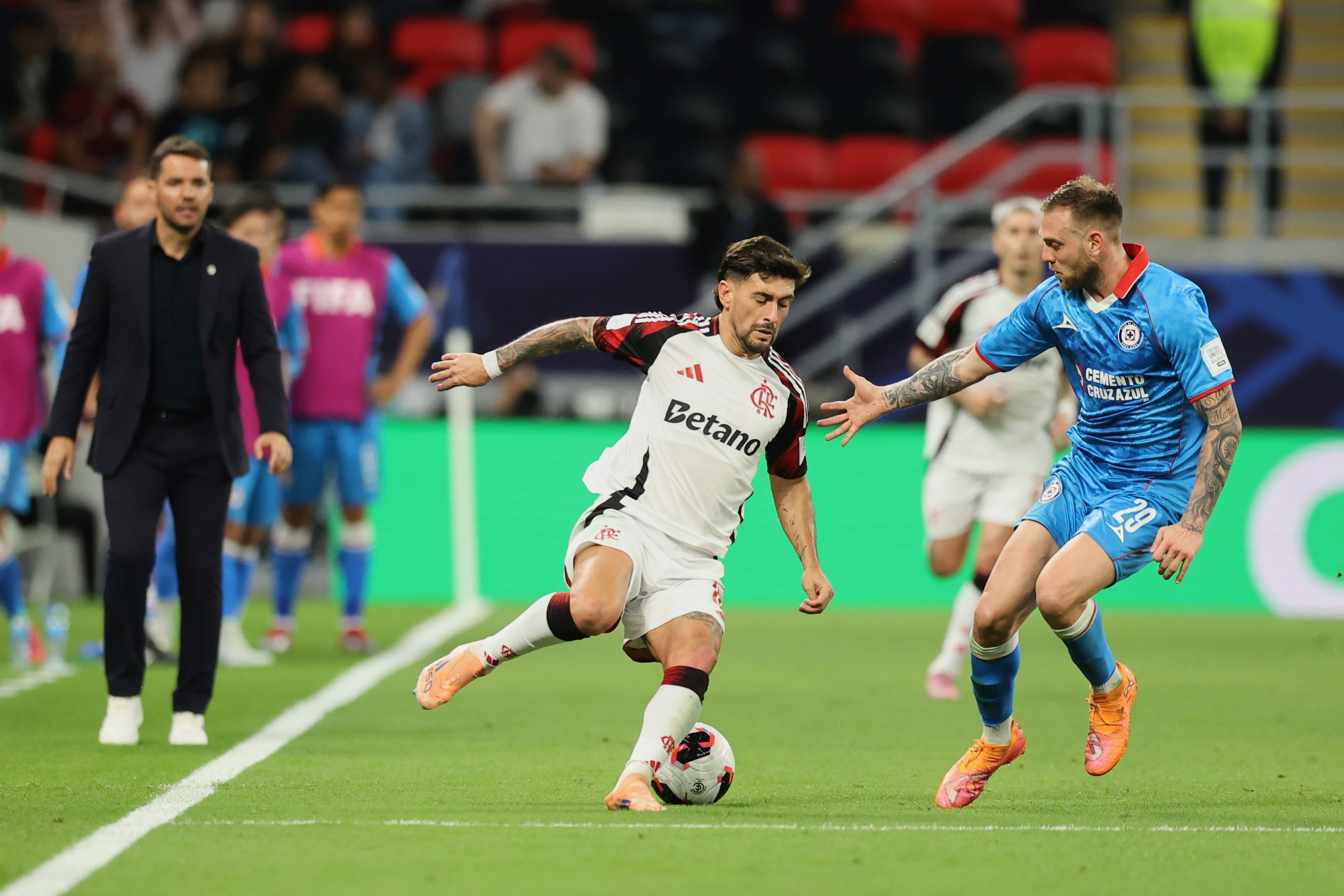 Flamengo le ganó 2-1 a Cruz Azul y avanzó a las semifinales de la Copa Intercontinental. (AP)