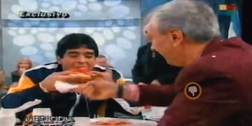 Diego Maradona comiendo pizza en el programa de Mauro Viale. (Foto: Captura)