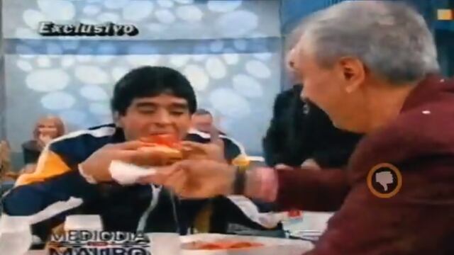 Diego Maradona comiendo pizza en el programa de Mauro Viale. (Foto: Captura)