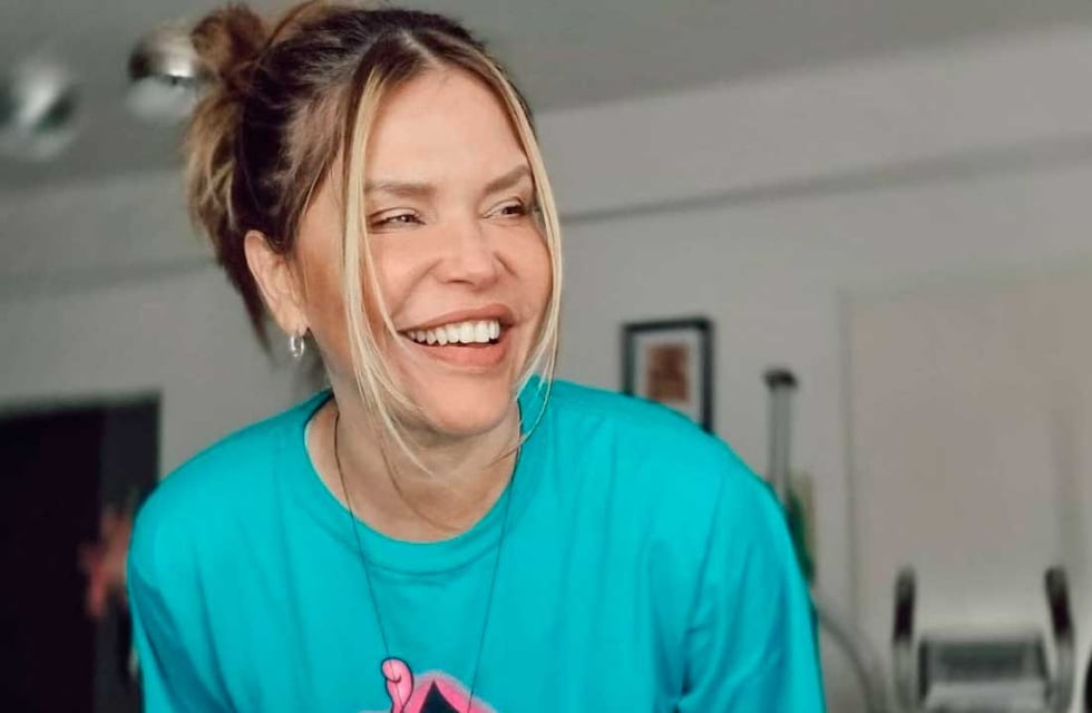 Nazarena Vélez posó solamente con una toalla desde la intimidad de su cama