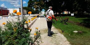 El intendente de San Jaime corta el pasto de la plaza de su localidad