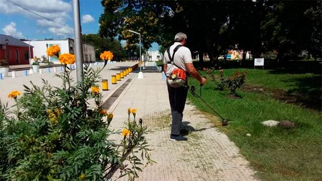 El intendente de San Jaime corta el pasto de la plaza de su localidad