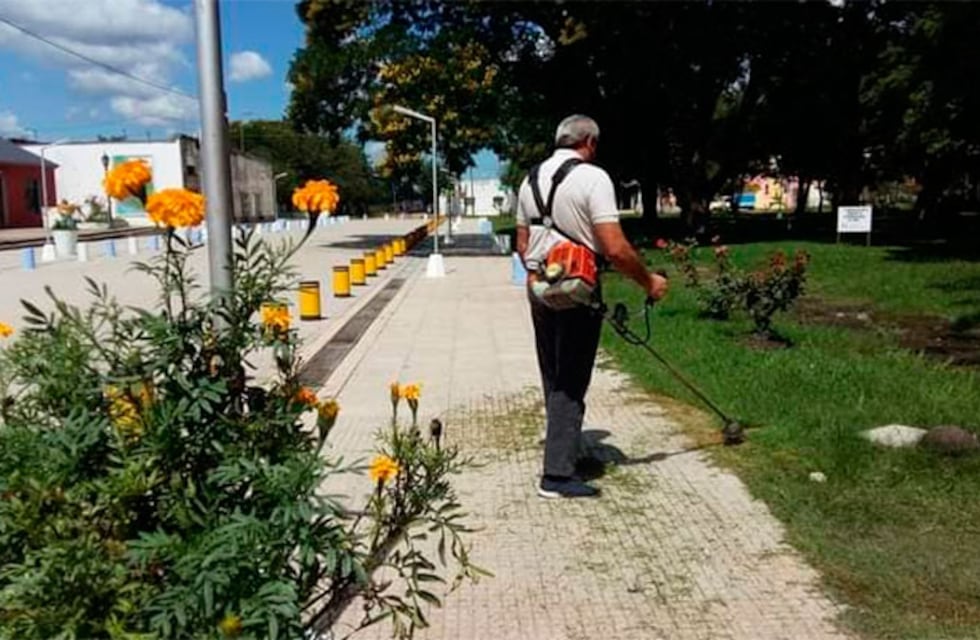 Intendente entrerriano corta el pasto de la plaza de su localidad