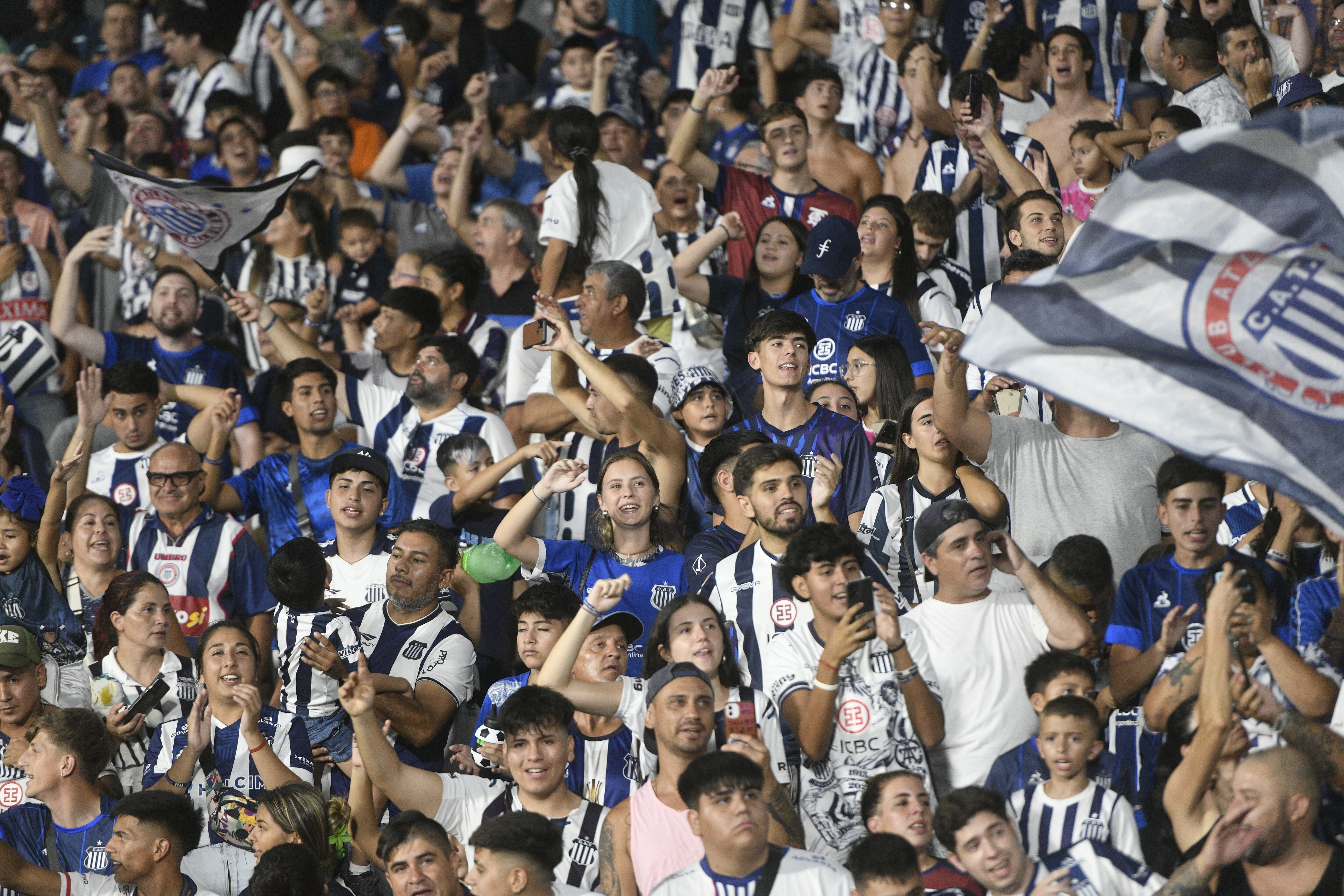 Talleres festejó en el Kempes con su hinchada la obtención de la Supercopa Internacional después de ganarle a River en Paraguay. Foto Javier Ferreyra