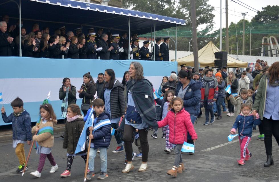 Cientos de personas disfrutaron en Tandil del desfile por el 9 de Julio