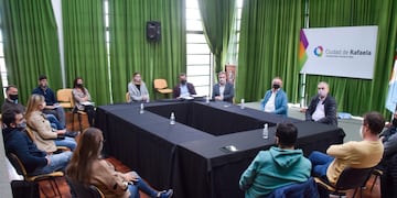 Reunión de funcionarios municipales y provinciales con trabajadores de eventos