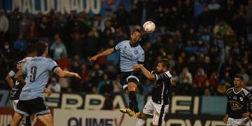 Cabezazo y gol de Belgrano. Ibrahim Hesar puede cubrir distintos puestos, siempre rondando el arco (Facundo Luque).