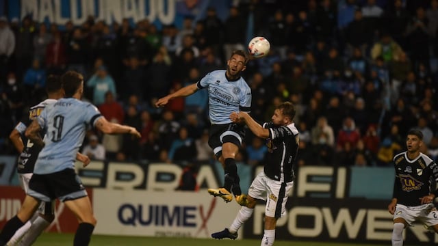 Cabezazo y gol de Belgrano. Ibrahim Hesar puede cubrir distintos puestos, siempre rondando el arco (Facundo Luque).