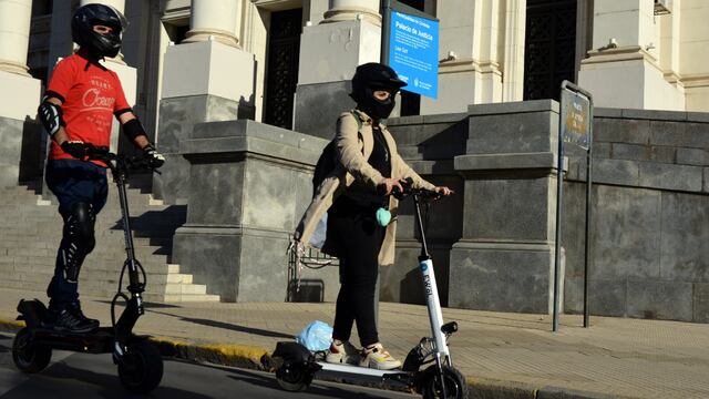 Monopatines. Esas unidades están entre los emergentes de nuevos hábitos de micromovilidad. (José Gabriel Hernández/La Voz/Archivo)