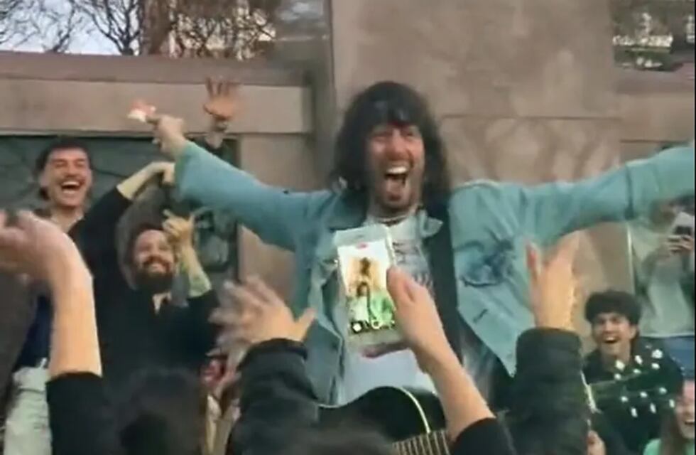 El famoso cantante argentino que abrió un paquete de figuritas en pleno show y le tocó a Messi