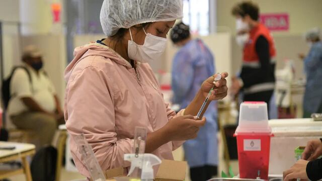 En algunos distritos y provincias, no es necesario pedir turno previo para poder vacunarse.