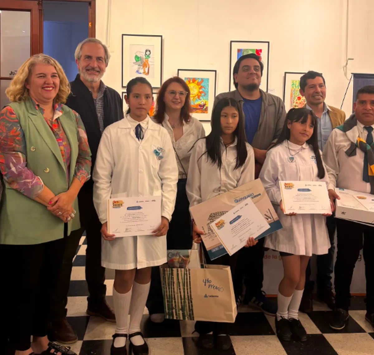 Gisela Arias y José Rodríguez Bárcena, funcionarios del área de Cultura provincial, y los miembros del jurado, con alumnas ganadoras del Premio Ledesma de Arte Infantil 2025.