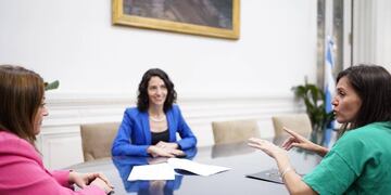 Fernanda Raverta, titular de la ANSES, junto a la presidenta de la Cámara de Diputados, Cecilia Moreu, y la diputada Paula Penacca. Foto: HCDN.