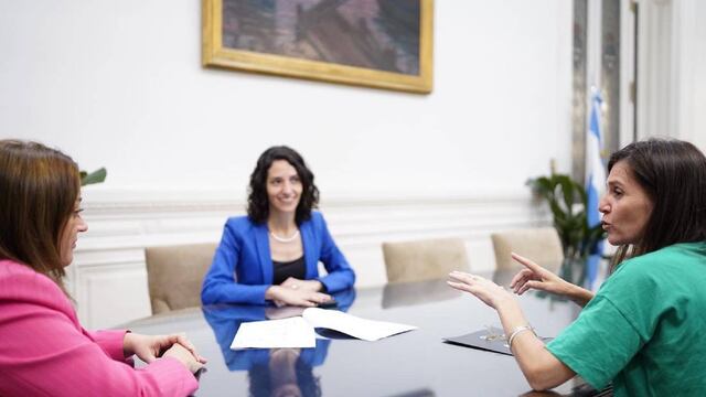 Fernanda Raverta, titular de la ANSES, junto a la presidenta de la Cámara de Diputados, Cecilia Moreu, y la diputada Paula Penacca. Foto: HCDN.
