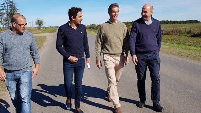 El ingeniero rosarino (segundo desde la derecha) fue director provincial de Vialidad hasta fines de 2019.