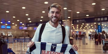 Buffarini ya posó con la camiseta del Matador en su arribo al país (Prensa Talleres)