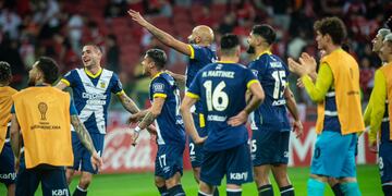 El plantel de la Academia festejó el resultado en Beira-Río.