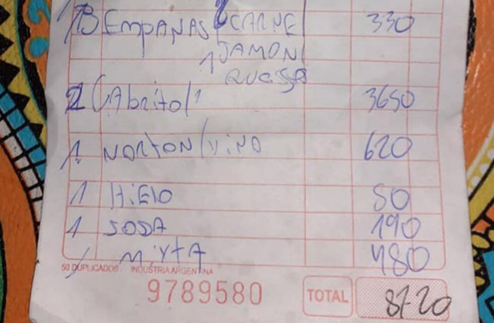 Turista denunció que en un restaurante de Huerta Grande le cobraron hasta el hielo