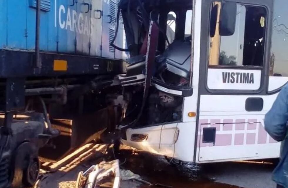 Grave accidente: un colectivo con 15 pasajeros se estrelló contra un tren
