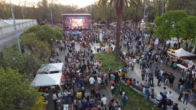Una multitud se concentró en los primeros metros de Bv. Santa Fe para disfrutar de la Fiesta de las Culturas