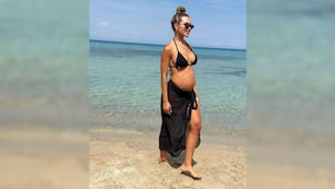 Agustina Gandolfo posó frente a playas paradisíacas y mostró su tierna panza a semanas de dar a luz a Theo
