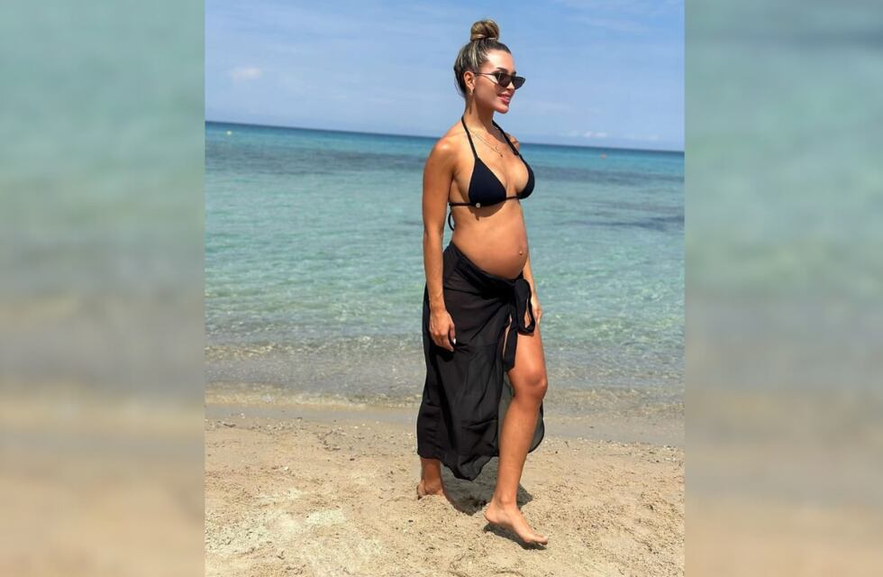 Agustina Gandolfo posó frente a playas paradisíacas y mostró su tierna panza a semanas de dar a luz a Theo