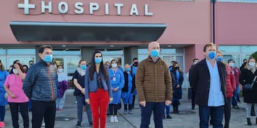El intendente Fernando Cotillo y el director del Hospital, Gerardo Romaní felicitaron al personal de salud.