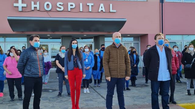 El intendente Fernando Cotillo y el director del Hospital, Gerardo Romaní felicitaron al personal de salud.