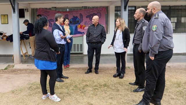 Internos de la penitenciaría de El Borbollón confeccionaron prendas de trabajo para alumnos de la escuela especial Profesor Lasherino José Martí.