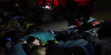 La gente duerme en el refugio antibombas improvisado en un centro deportivo, con capacidad para 2000 personas, en Mariupol, Ucrania.