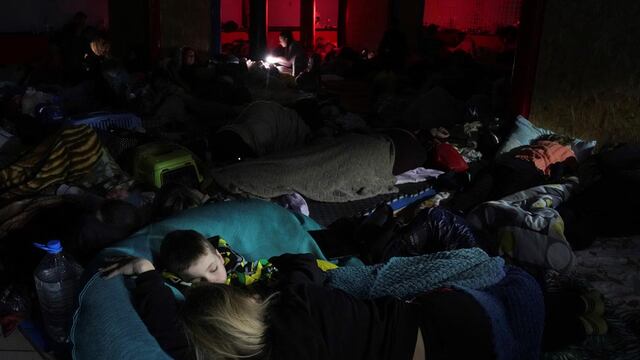 La gente duerme en el refugio antibombas improvisado en un centro deportivo, con capacidad para 2000 personas, en Mariupol, Ucrania.