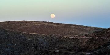 Una postal única. Eso fue lo que disfrutaron las 100 personas que subieron al cerro La Banderita al pie de la ciudad de La Falda. (La Voz)