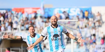 El delantero de Gimnasia y Esgrima de Jujuy Juan Manuel Tévez celebra con la tribuna el segundo gol logrado en el encuentro con Atlanta.