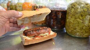 El turista comió un choripán por primera vez en su vida y su reacción es furor en redes.