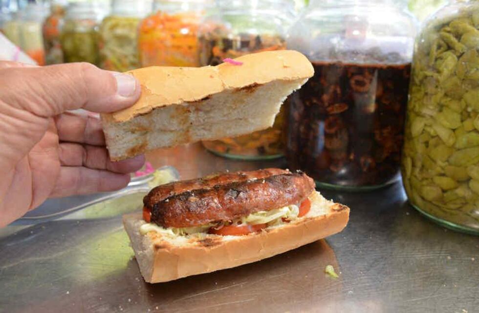 Un árabe comió por primera vez un choripán en Córdoba y su reacción es furor: “¿Chimichurri?”