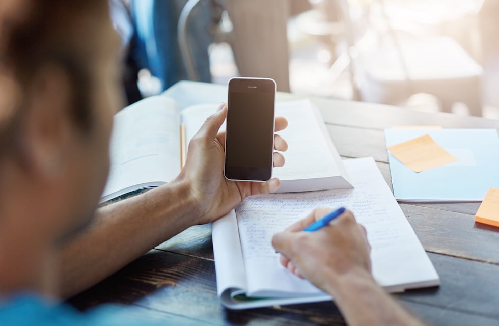 Un profesor acosaba a su alumna de 16 años por nota: los mensajes que le enviaba