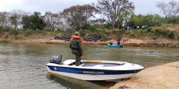 Las fuerzas de seguridad realizaron rastrillajes a la par de familiares y baqueanos. (@emilianoguardia)