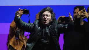 Acto de La Libertad Avanza en Moreno. Javier y Karina Milei en el escenario. (Clarín)