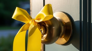 Colocar una cinta amarilla en la puerta de entrada es una tendencia en auge para atraer buena fortuna al hogar.