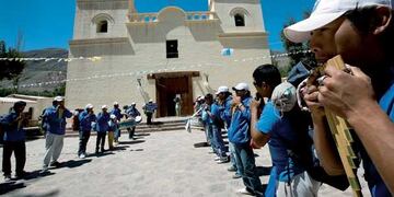 Las bandas de sikuris de Tilcara, Jujuy, tributan sus sones a la santa patrona, Nuestra Señora de Copacabana de Punta Corral.