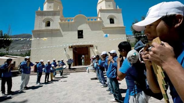 Las bandas de sikuris de Tilcara, Jujuy, tributan sus sones a la santa patrona, Nuestra Señora de Copacabana de Punta Corral.