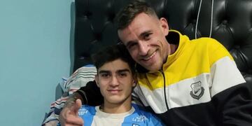 Un joven futbolista se desplomó en pleno partido, el DT rival le practicó RCP y logró estabilizarlo.