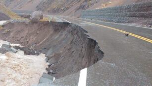 Desborde del río Grande sobre la ruta 145 de Malargüe. Foto: Gentileza