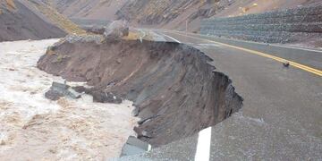 Desborde del río Grande sobre la ruta 145 de Malargüe. Foto: Gentileza