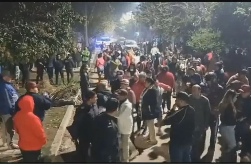 Grand Bourg: vecinos enfurecidos incendiaron los autos de un acusado de abuso sexual y casi lo linchan