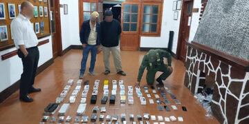 Secuestran mercadería ilegal valuada en millones de pesos de un micro que partió desde Iguazú.